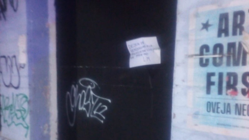 El mensaje contra el portón del local de Pichincha.