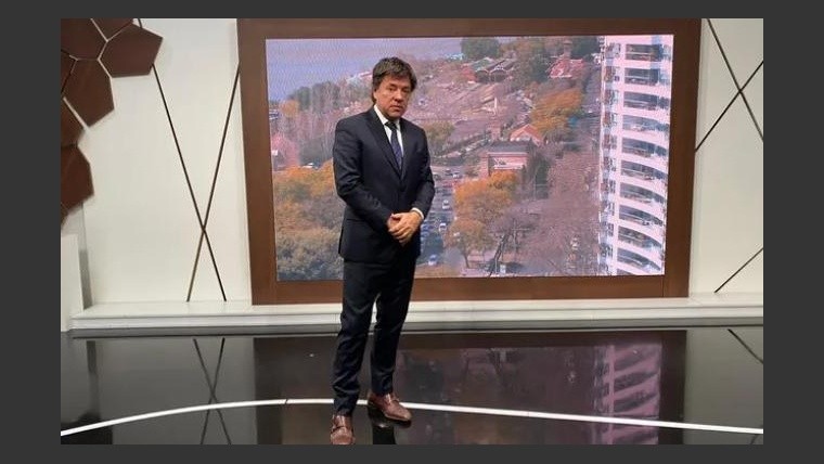 Gustavo Scaglione en el estudio de Canal 3 de Rosario.