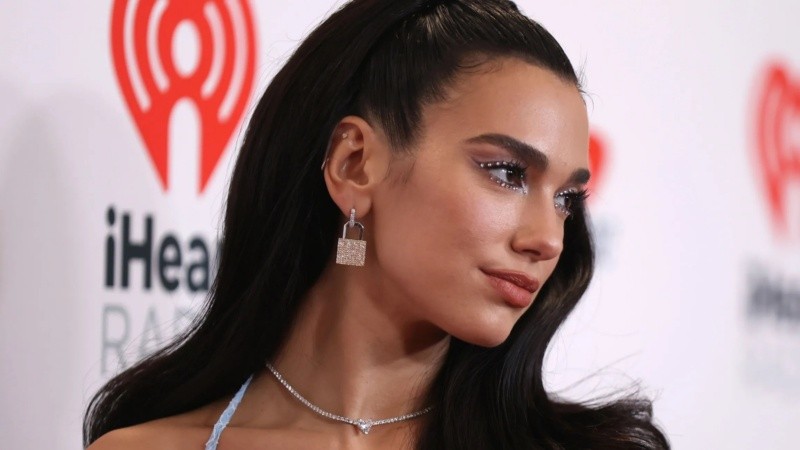 Dua Lipa ya se sumó a esta tendencia en sus últimas apariciones públicas