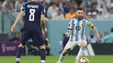 Leo Messi en acción durante el primer tiempo, marcado por Kovacic.