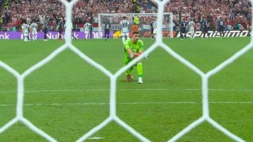 Dibu Martínez repitió el ritual que cumplió ante Arabia Saudita y Países Bajos.