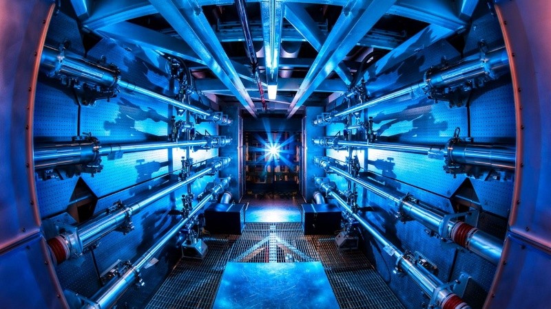 Imagen del interior de la instalación en la que se activan los láseres para la fusión.