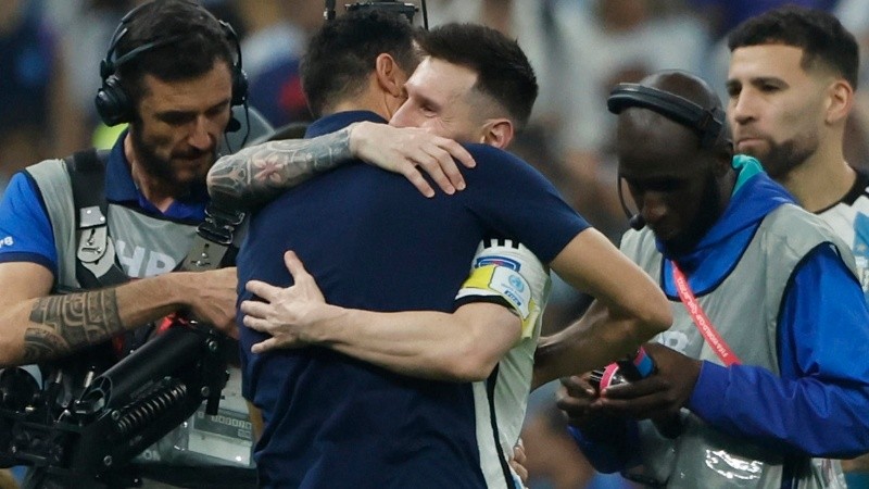 Scaloni y Messi aferrados en un abrazo interminable. 