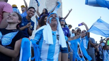 El Monumento se tiñó otra vez de celeste y blanco.