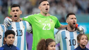 Cuti Romero, Dibuo Martínez y Leo Messi durante la entonación del himno, este martes en Lusail.