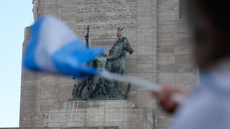 El hincha se subió al caballo y el gendarme lo fue a sacar.
