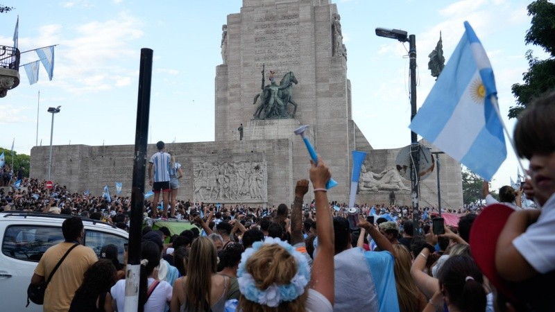 El hincha se subió al caballo y el gendarme lo fue a sacar.