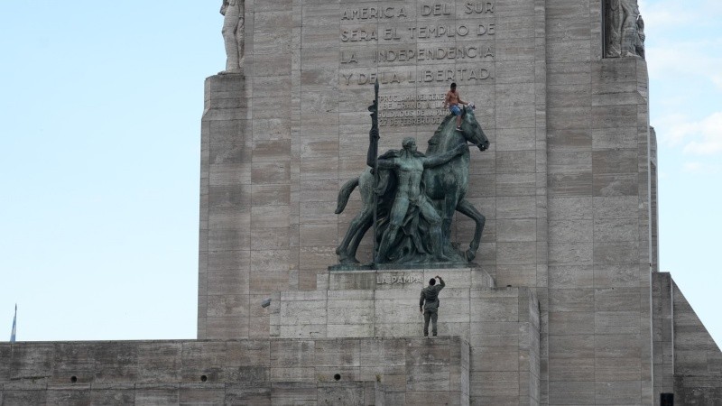 El hincha se subió al caballo y el gendarme lo fue a sacar.