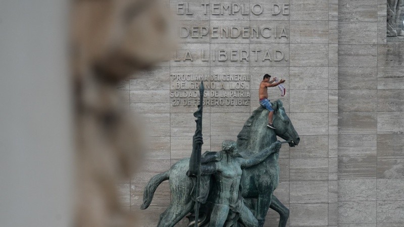El hincha se subió al caballo y el gendarme lo fue a sacar.