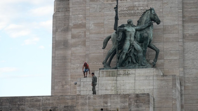 El hincha se subió al caballo y el gendarme lo fue a sacar.