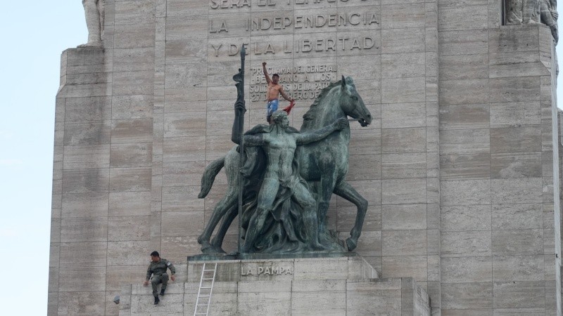 El hincha se subió al caballo y el gendarme lo fue a sacar.