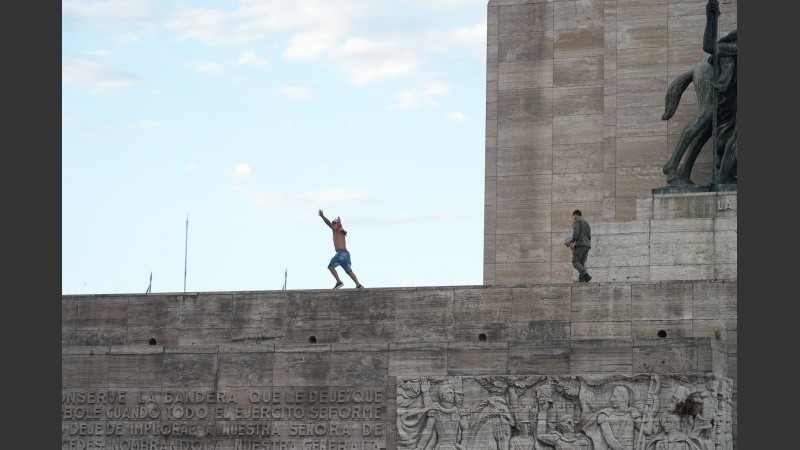 El hincha se subió al caballo y el gendarme lo fue a sacar.