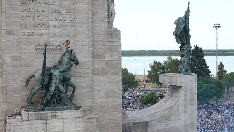 El hincha se subió al caballo y el gendarme lo fue a sacar.