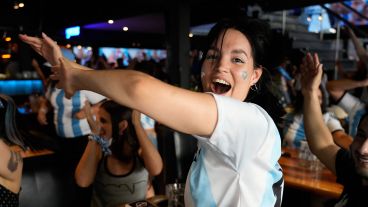 El festejo de gol en un bar de calle Pellegrini.
