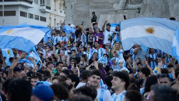El Monumento se tiñó otra vez de celeste y blanco.
