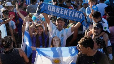 El Monumento se tiñó otra vez de celeste y blanco.