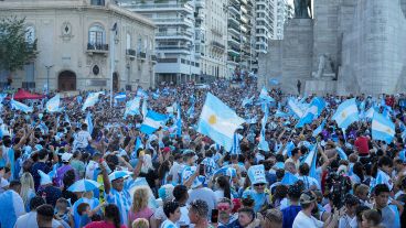 El Monumento se tiñó otra vez de celeste y blanco.