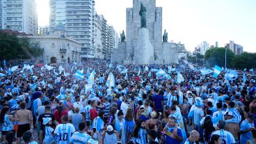El Monumento se tiñó otra vez de celeste y blanco.