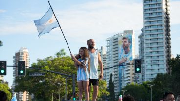 El Monumento se tiñó otra vez de celeste y blanco.