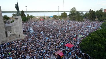 El Monumento se tiñó otra vez de celeste y blanco.
