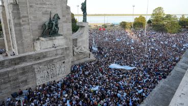 El Monumento se tiñó otra vez de celeste y blanco.