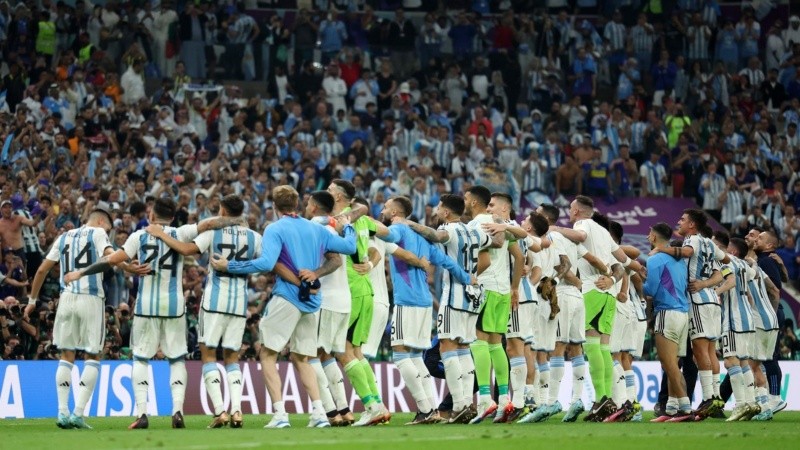 Los jugadores en pleno festejo dentro de la cancha tras la gran victoria ante Croacia que lo llevó a la final del Mundial.