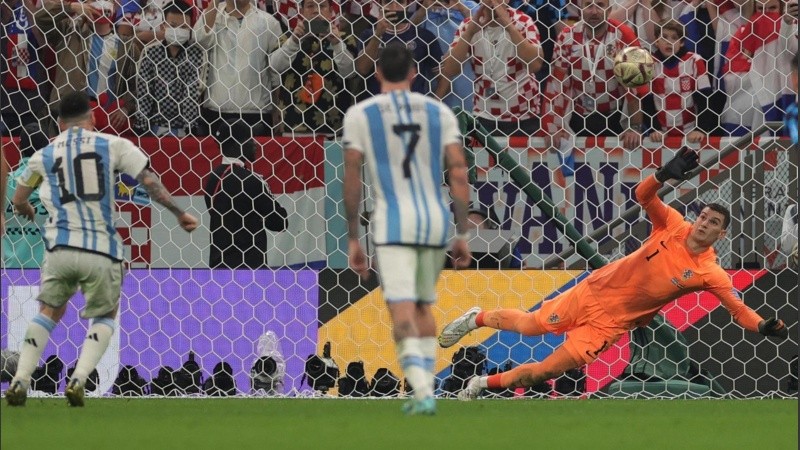 El momento de la ejecución: Messi ya pateó y Livakovic se tiró hacia un costado.