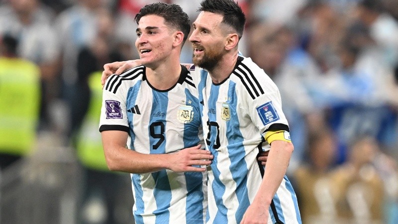 La sociedad que entusiasma a la Argentina: Messi y Julián, socios ideales dentro de la cancha. 
