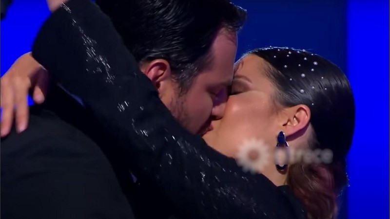 Lano Piccardo y Sofi de Blas, a puro beso.