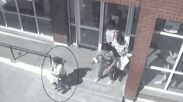 El momento en que la mujer se lleva a la beba.