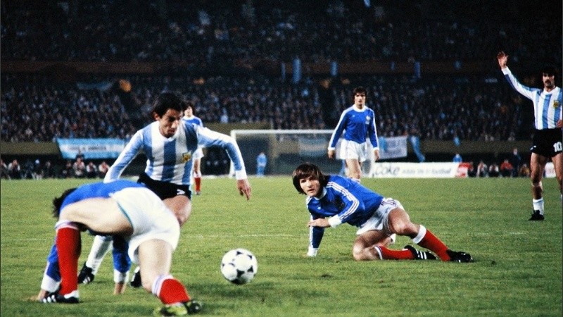 Ardiles encara en una jugada en el Monumental, en el 78.
