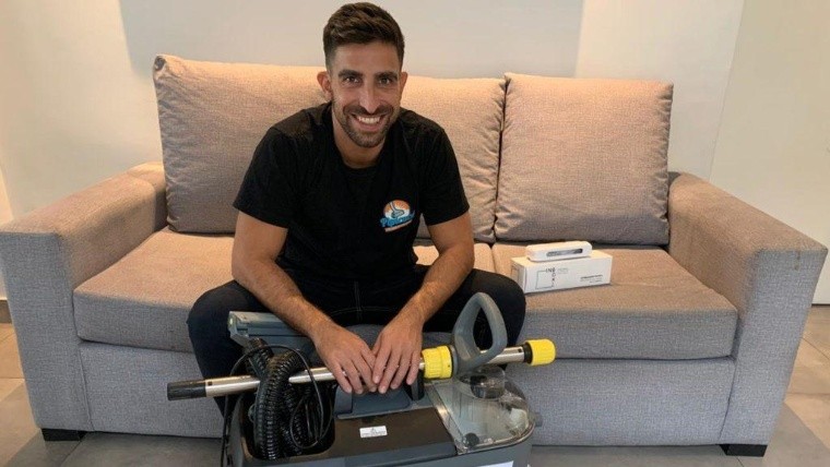 Martín Laiguera, al frente de la empresa Pipi Cucú para limpieza de tapizados.