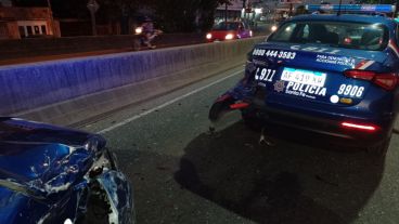 Persecución iniciada en el peaje de Carcarañá culminó en acceso a Rosario con choque, tiroteo y detenidos