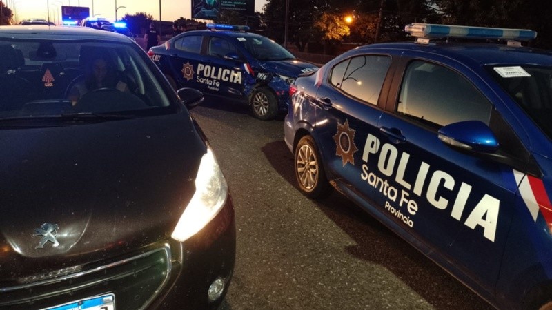 Persecución iniciada en el peaje de Carcarañá culminó en acceso a Rosario con choque, tiroteo y detenidos 
