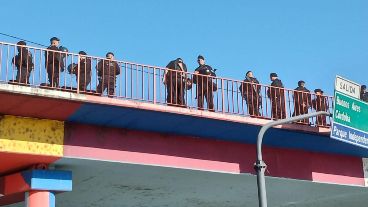 Fuerzas de seguridad toman el puente sobre Circunvalación a la altura del ingreso del puerto
