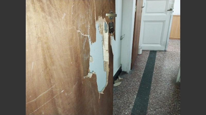 Así quedó el ingreso a una de las oficinas del municipio.