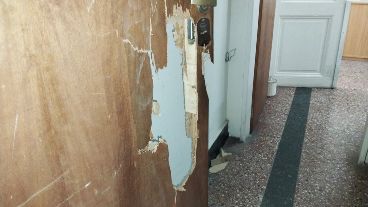 Así quedó el ingreso a una de las oficinas del municipio.