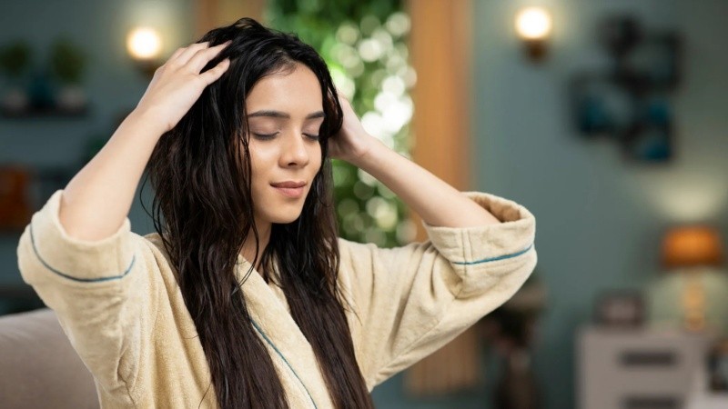 A raíz de su profundidad, se recomienda no exfoliar el cabello más de dos veces al mes