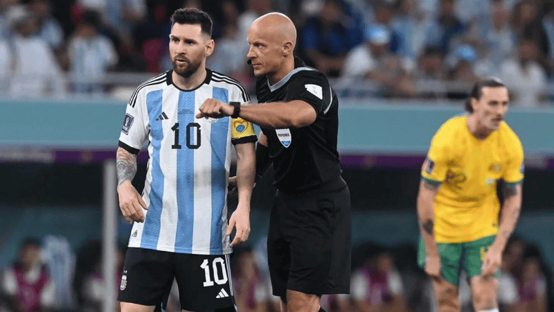 El polaco Szymon Marciniak estuvo en la victoria Argentina (2-1) ante Australia en octavos de final.