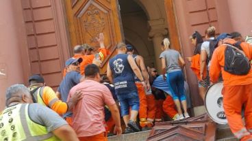 Portuarios irrumpieron por la fuerza en la Municipalidad causando destrozos.