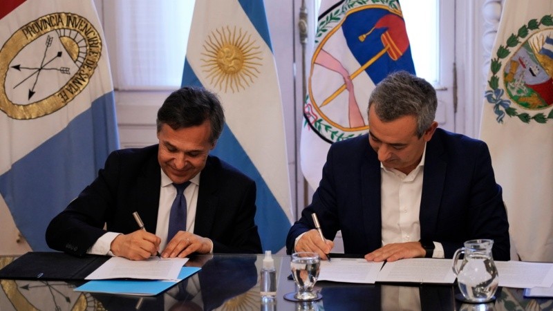 El momento de la firma de Giuliano y Javkin 