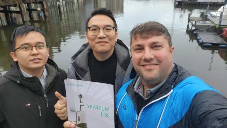Ye Tong y Andre Tai, ejecutivos de Multiway Robotics, y Gabriel Fernández, CEO de AFG Argentina