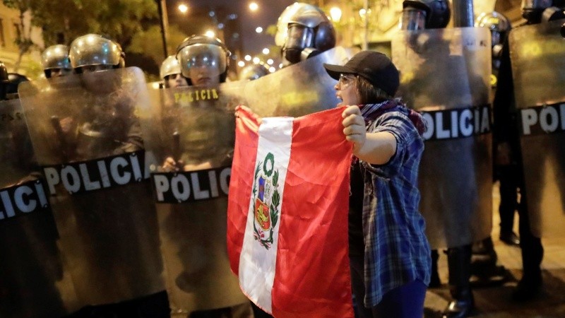 La Policía interviene este jueves en la Plaza San Martín de Lima.