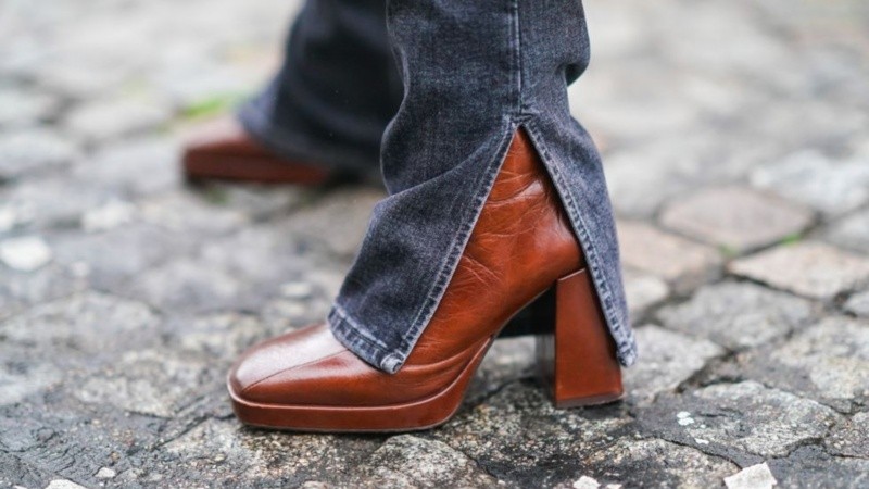 A raíz de su abertura, puede lucirse perfectamente el calzado con el que se acompañe al pantalón