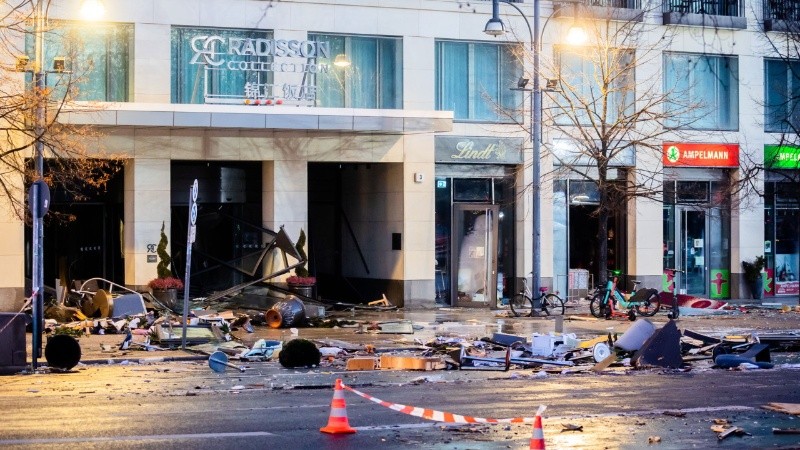 El agua provocó destrozos dentro del hotel y arrastró muebles hasta la calle.