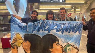 Hinchas cordobeses recibieron a la Mona Jiménez en el aeropuerto de Doha.