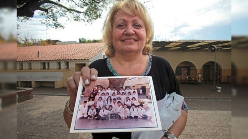 Unos foto de Mónica con una típica imagen de la foto escolar, en la que estaba Messi.