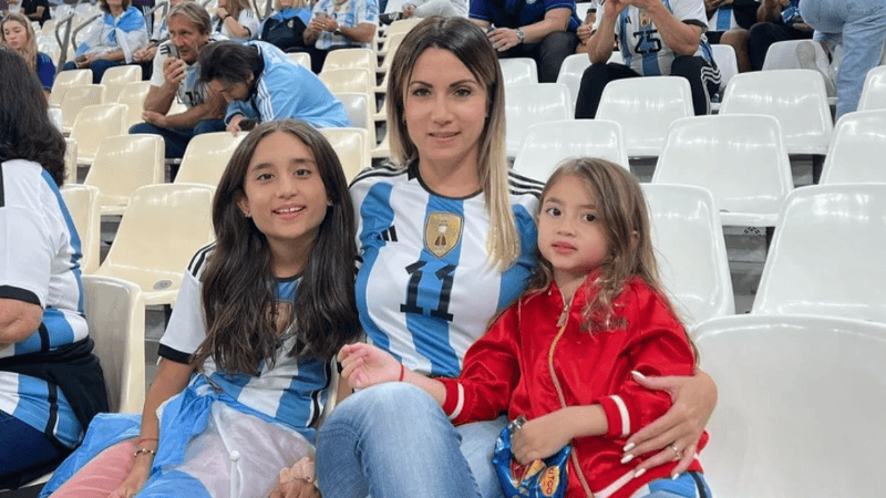 La menor de las hermanas necesitó atención médica en Qatar.