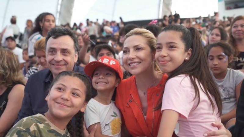 Fabiola Yañez junto a niños y niñas en Tecnópolis