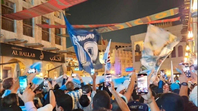 El último banderazo argentino en Doha congregó una masiva asistencia de hinchas.